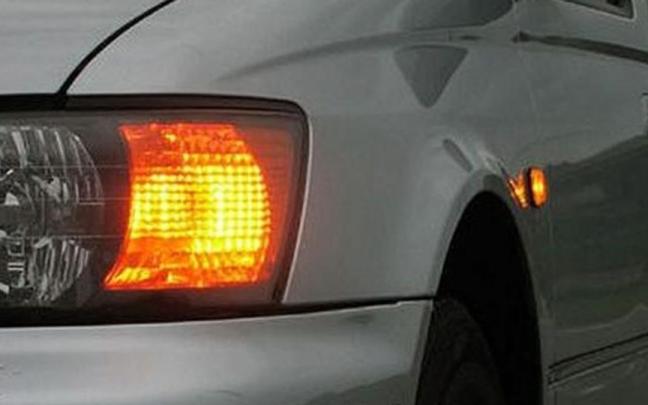 Un coche con el intermitente accionado. / Wikipedia Un coche con el intermitente accionado.