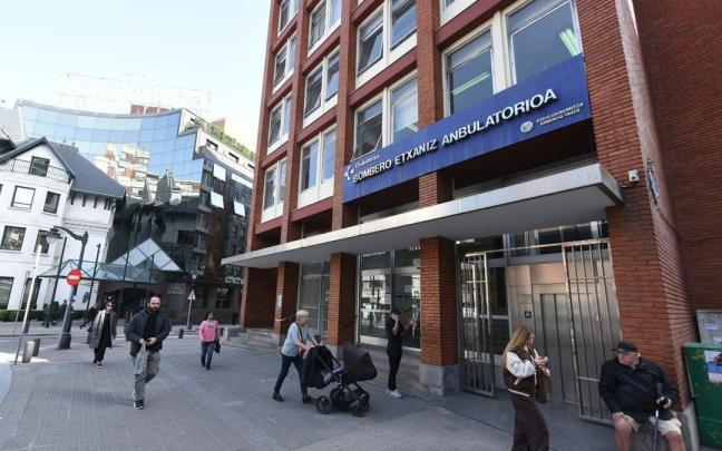 Varias personas pasan frente a un centro de salud de Osakidetza en el centro de Bilbao. Varias personas pasan frente a un centro de salud de Osakidetza en el centro de Bilbao.
