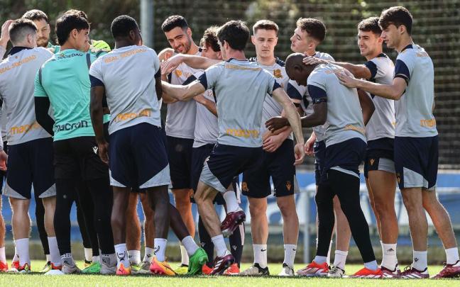 Los jugadores realistas hacen pasillo a Aritz, Sadiq y Traoré. / R.S.