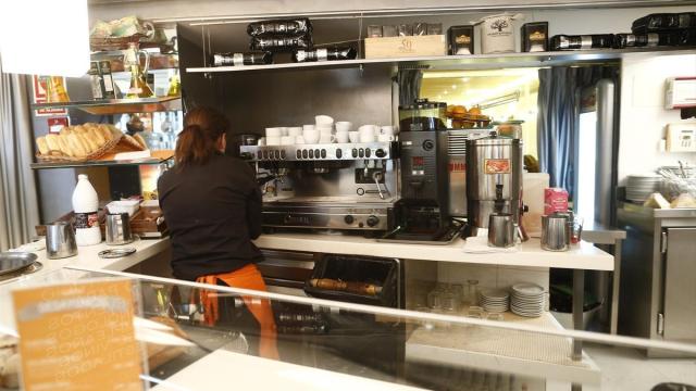 Una trabajadora en una cafetería.