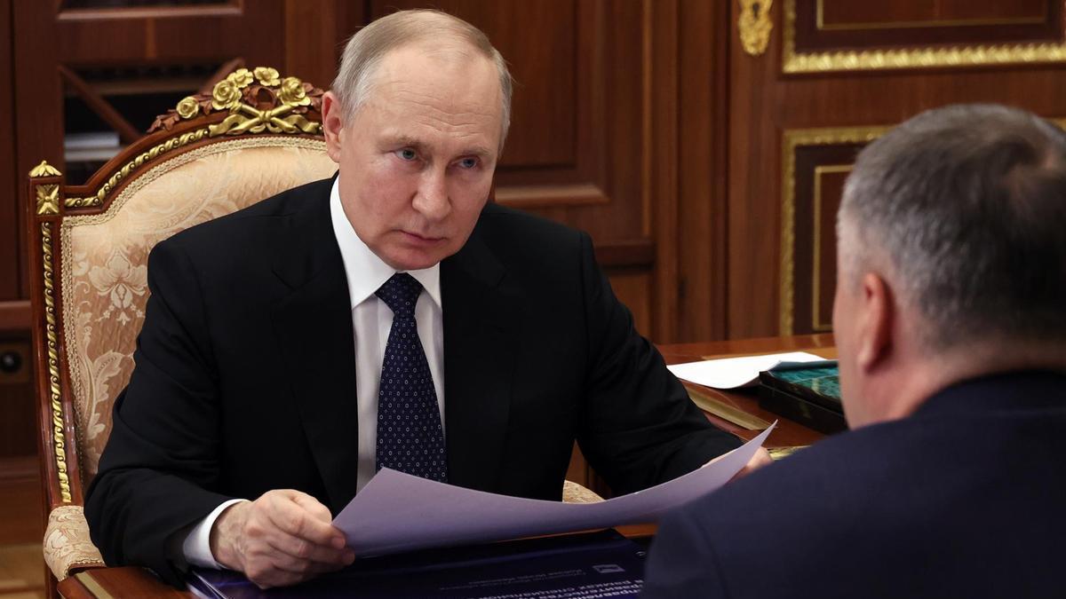 Vládimir Putin durante un encuentro este lunes en el Kremlin con el gobernador de la región de Irkutsk, Igor Kobzev.