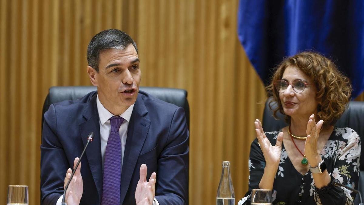 María Jesús Montero junto a Pedro Sánchez en el Congreso.