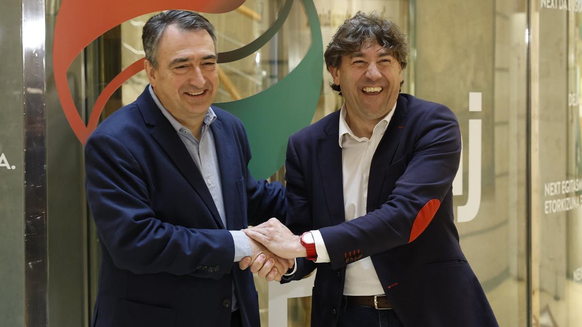 Esteban y Andueza se saludan antes de su reunión en Sabin Etxea.