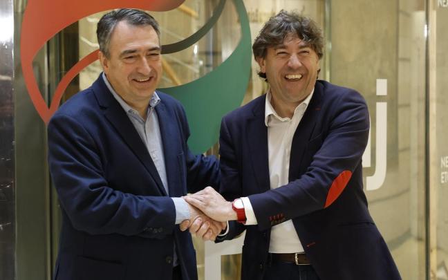 Esteban y Andueza se saludan antes de su reunión en Sabin Etxea. / EFE Esteban y Andueza se saludan antes de su reunión en Sabin Etxea.