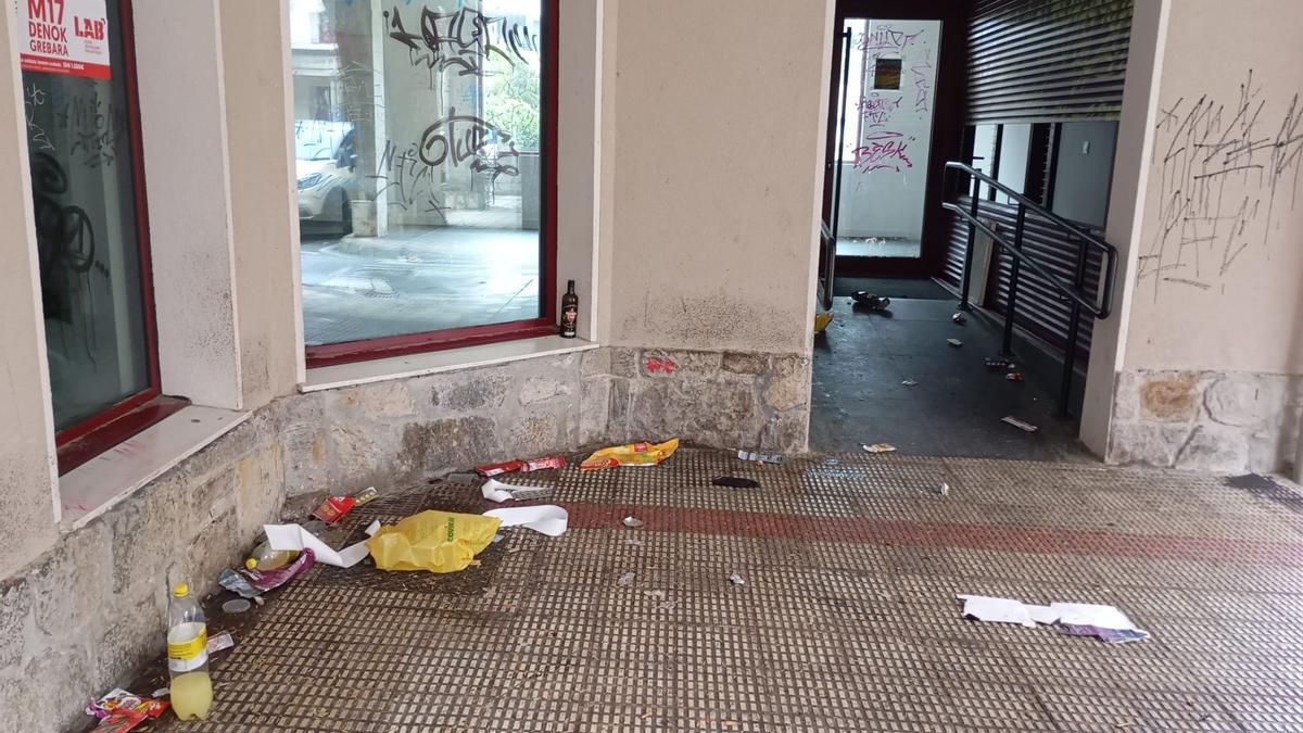 Restos de suciedad en los soportales de la casa de los sindicatos y su entorno.