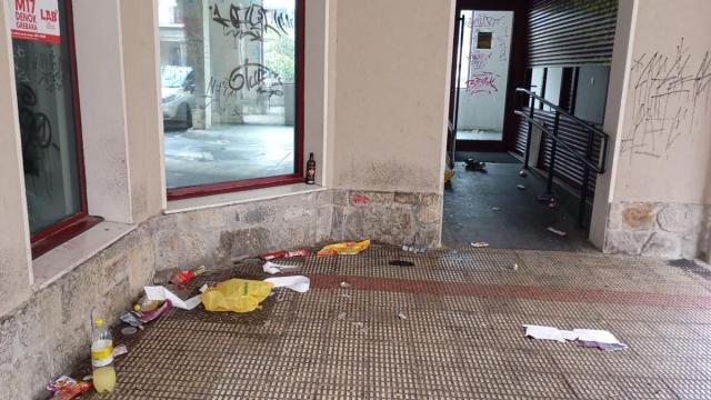 Restos de suciedad en los soportales de la casa de los sindicatos y su entorno.