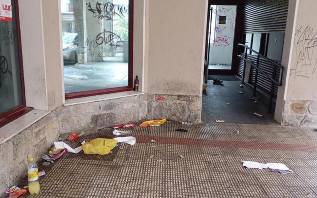 Restos de suciedad en los soportales de la casa de los sindicatos y su entorno.