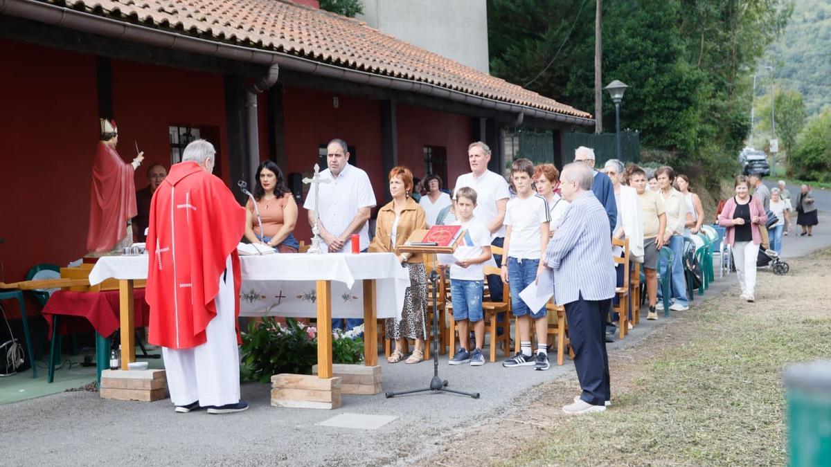 La imagen del santo presidió la misa junto a la sociedad Kaxeta el día de San Antolín.
