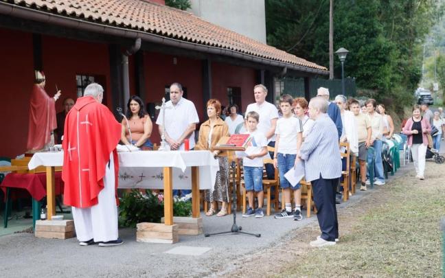 La imagen del santo presidió la misa junto a la sociedad Kaxeta el día de San Antolín.