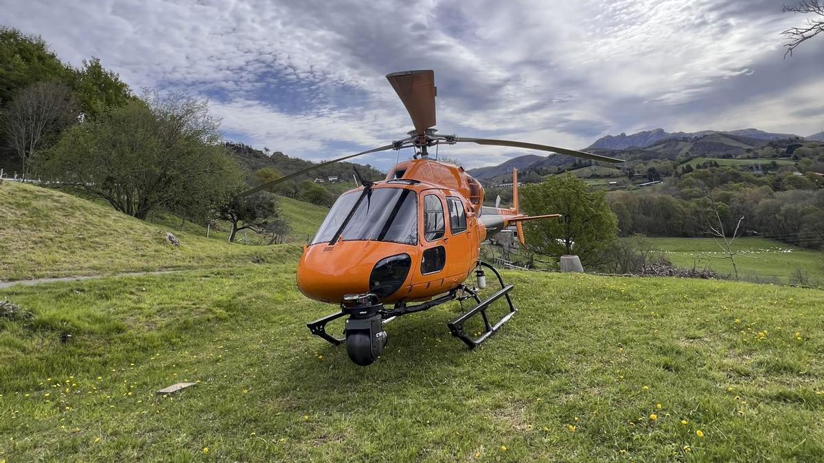 El helicóptero, con la cámara que filma, antes de despegar.