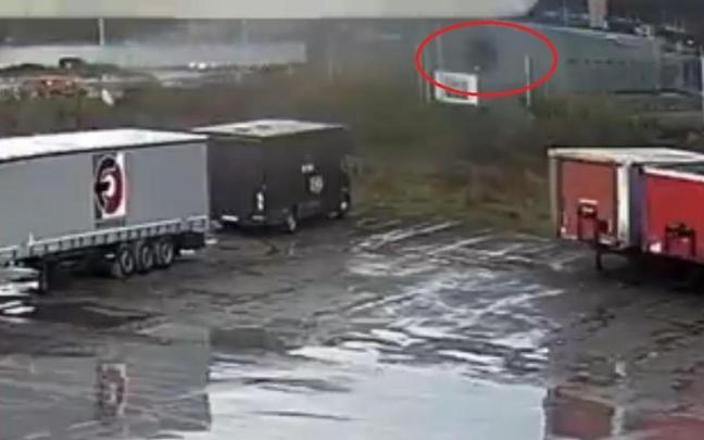 El agujero que deja el coche al empotrarse a gran velocidad contra el polideportivo.