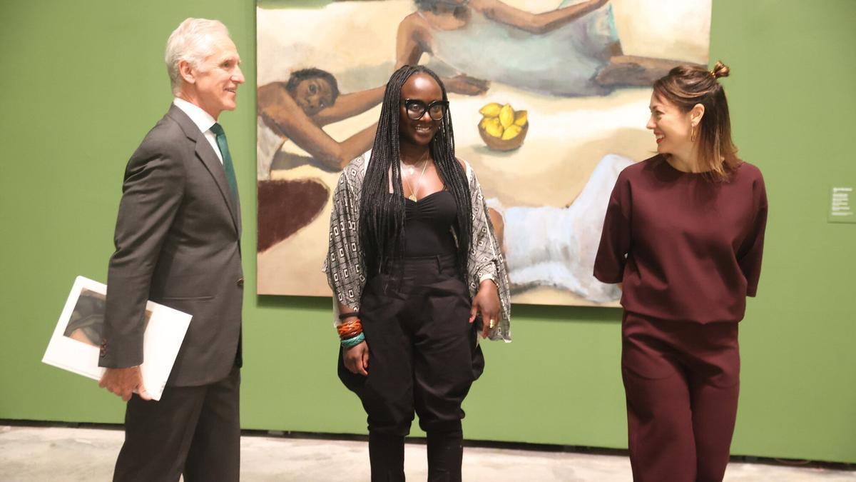 Lynette Yiadom, con Juan Ignacio Vidarte y la comisaria Lekha Hileman.