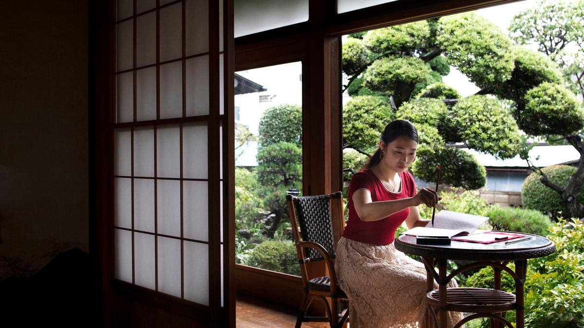 Mujer en una casa de estilo japonés.