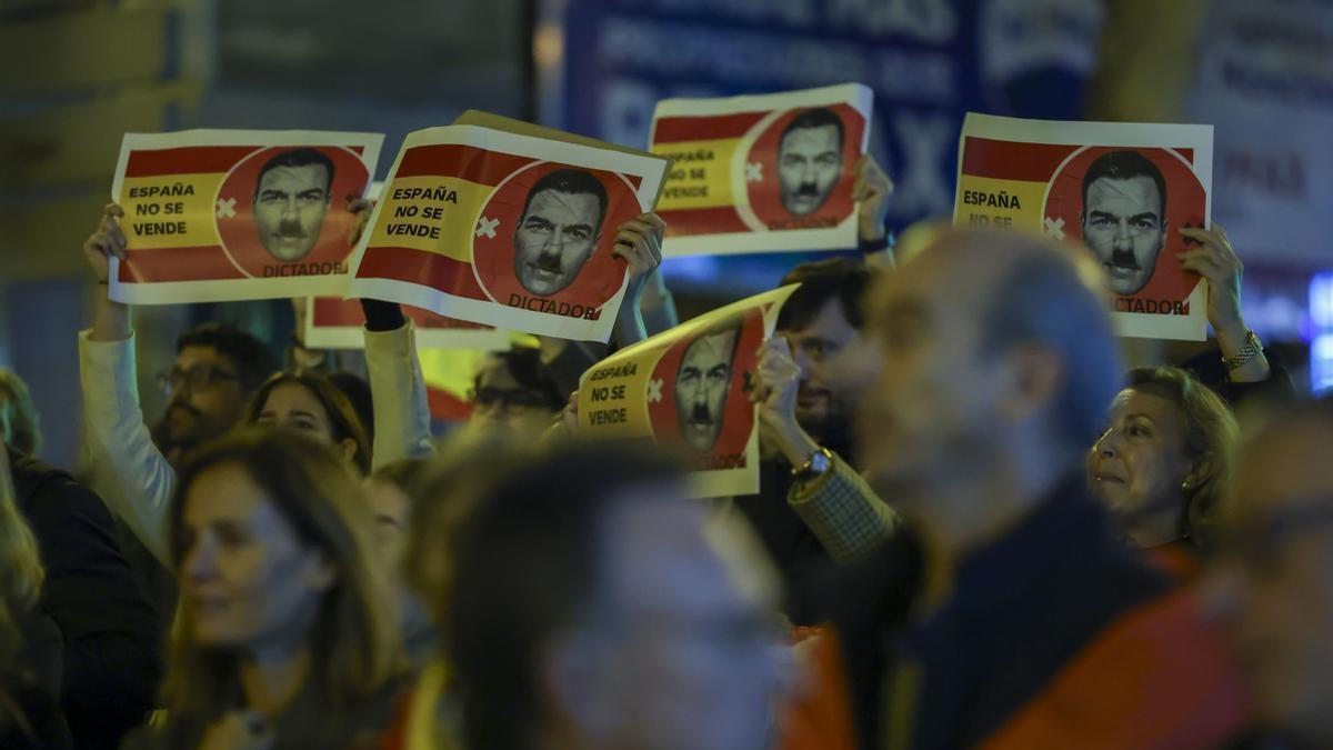 Centenares de personas participan en la manifestación convocada contra la amnistía en las inmediaciones de la sede del PSOE en Ferraz.