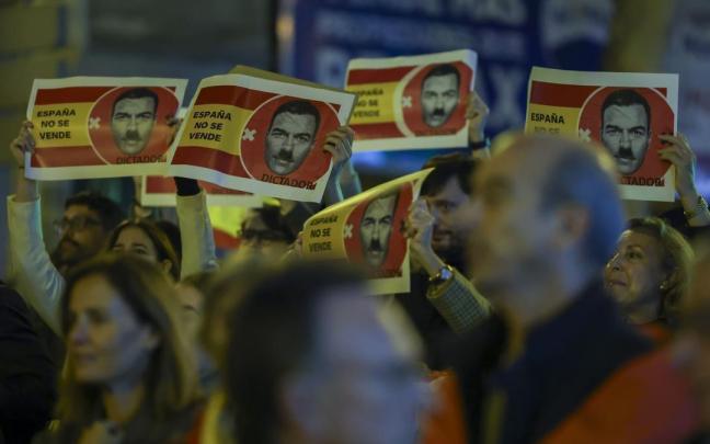 Centenares de personas participan en la manifestación convocada contra la amnistía en las inmediaciones de la sede del PSOE en Ferraz.