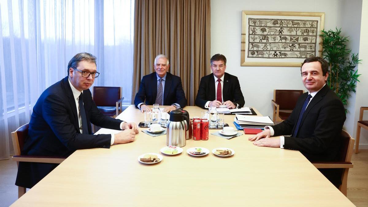 El presidente serbio Aleksandar Vucic (i), Josep Borrell (2-i) y el primer ministro de Kosovo Albin Kurti (d) al inicio de las negociaciones.