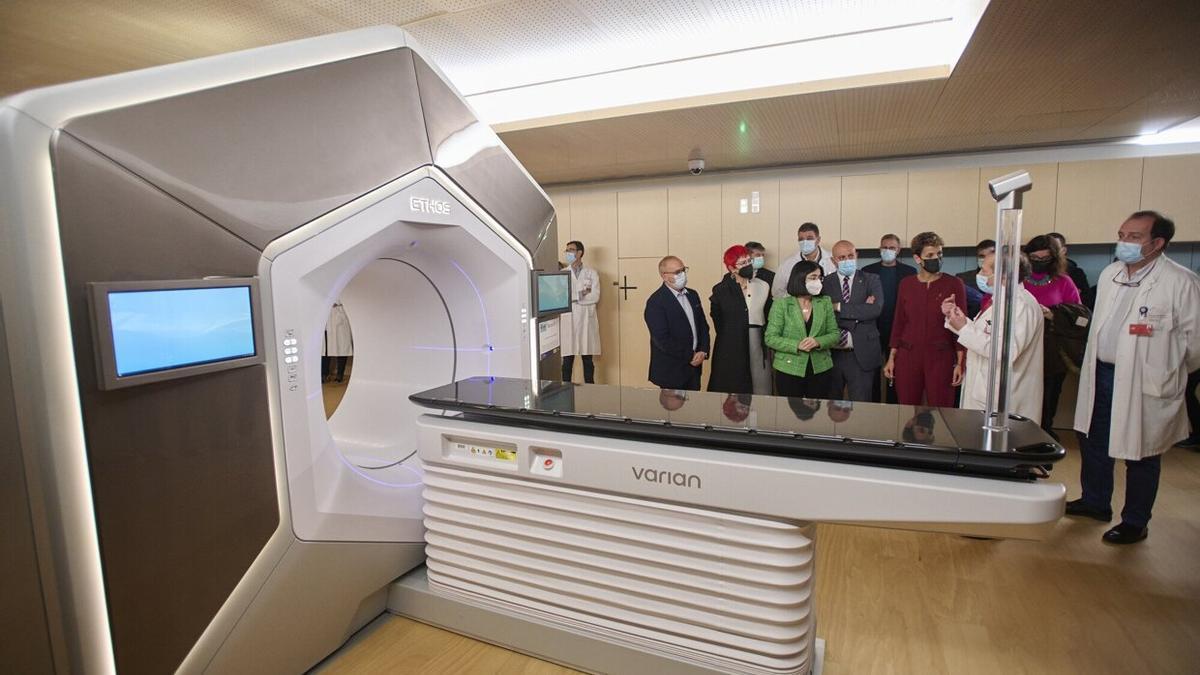 Visita de la ministra Darias al acelerador lineal del HUN el pasado mes de diciembre.