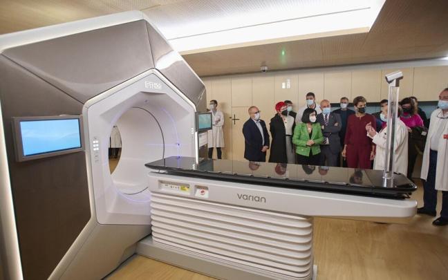 Visita de la ministra Darias al acelerador lineal del HUN el pasado mes de diciembre.