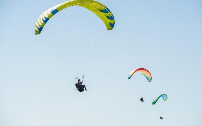 Parapentistas volando. / Jose Mari Martinez Parapentistas volando.
