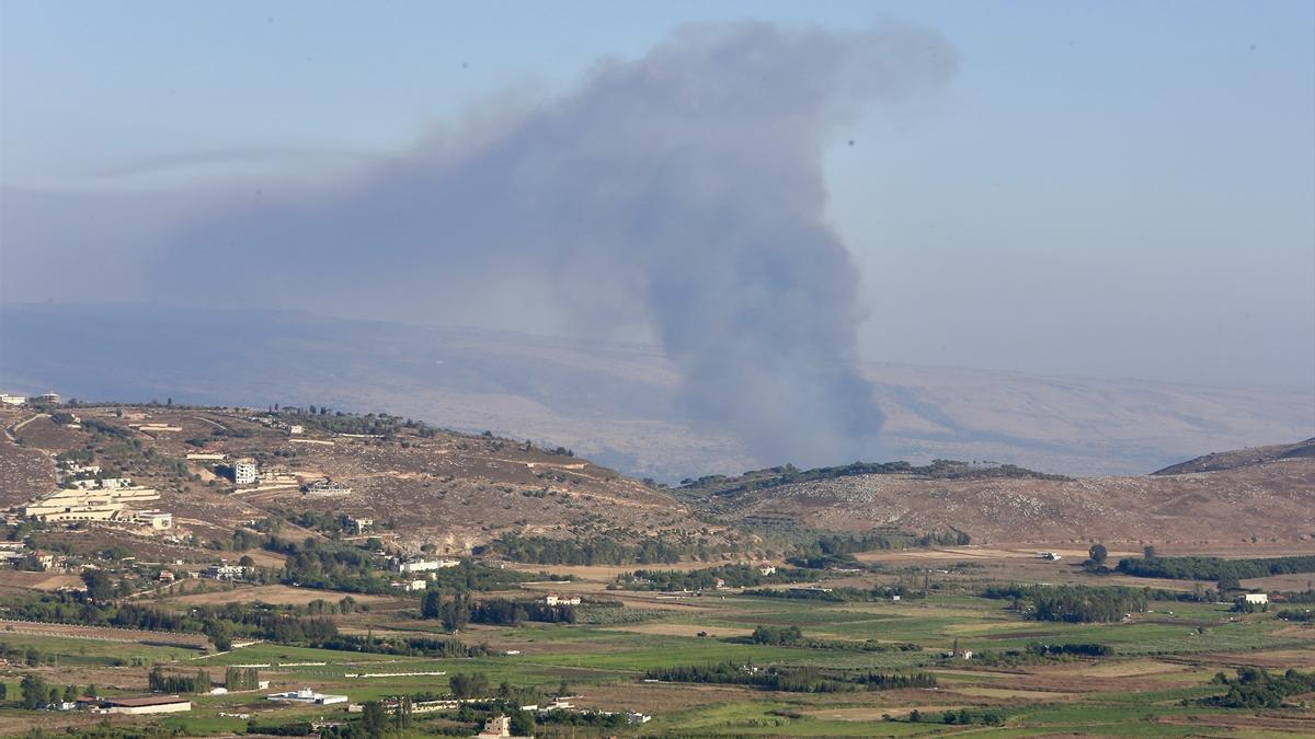 El humo se eleva después de un ataque de Hezbolá en Beit Hillel, Israel, visto desde Marjeyoun, Líbano