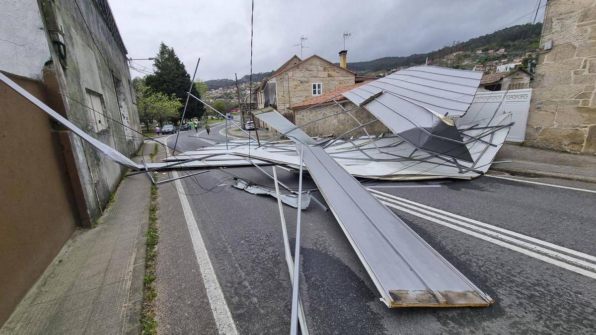 El temporal Martinho deja dos heridos leves, tejados arrancados y accidentes en Pontevedra.