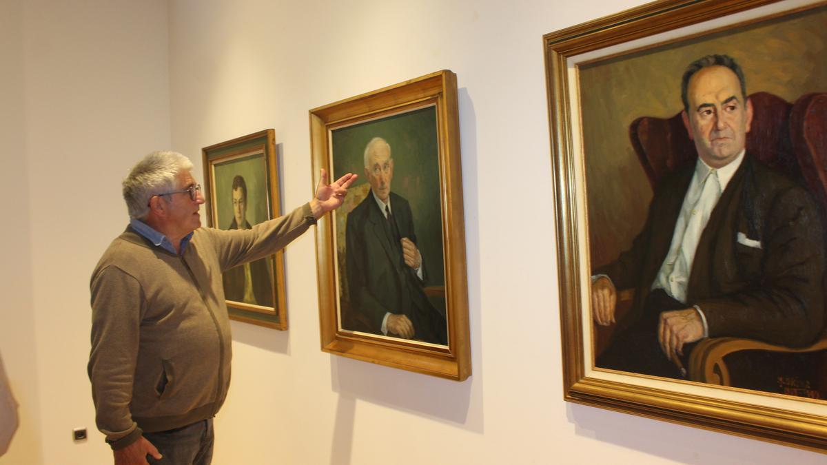 El artista y miembro de la comisión organizadora del centenario, Xabier Agirre, muestra uno de los cuadros que desde esta tarde podrán contemplarse en Aroztegi.