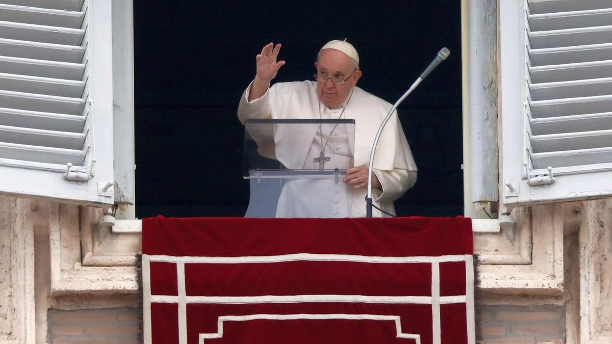 El Papa Francisco saluda a los congregados en la Plaza desde la ventana de la basílica de San Pedro en el Vaticano.