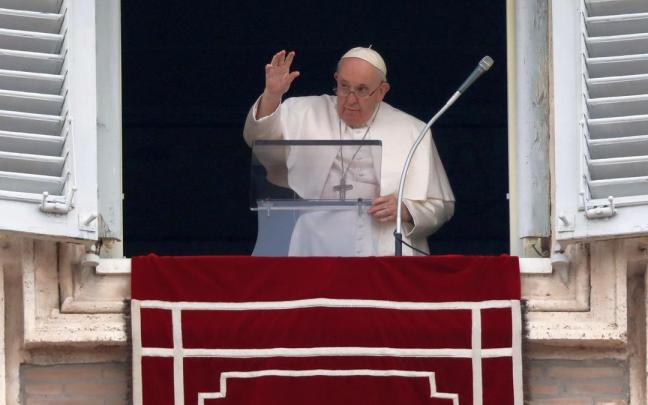 El Papa Francisco saluda a los congregados en la Plaza desde la ventana de la basílica de San Pedro en el Vaticano.