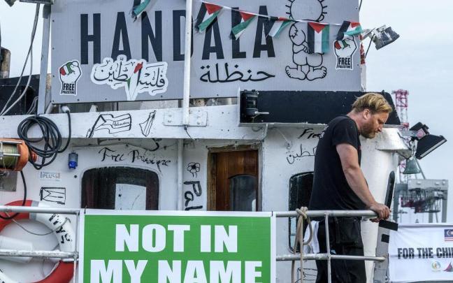 Un barco de la Flotilla para Gaza atracado en Santander.