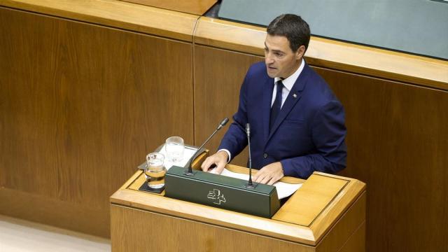 El lehendakari, Imanol Pradales, interviene durante un pleno.