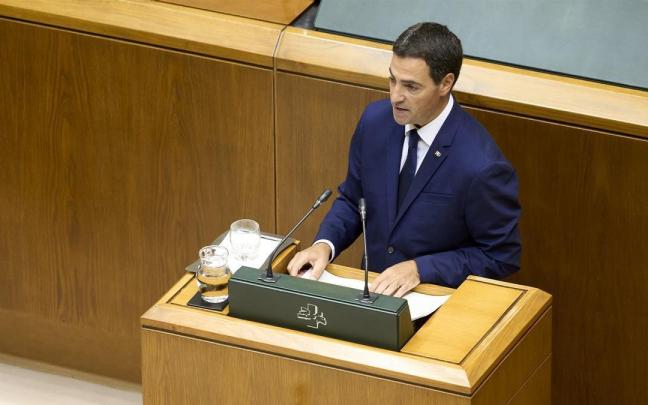 El lehendakari, Imanol Pradales, interviene durante un pleno.