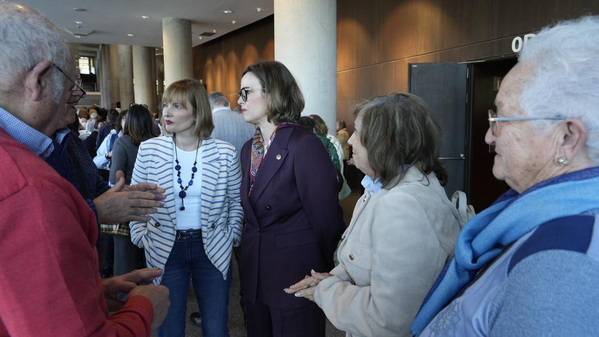 Etxanobe y Antxustegi departen junto a las personas asistentes al encuentro acerca de sus experiencias y preocupaciones