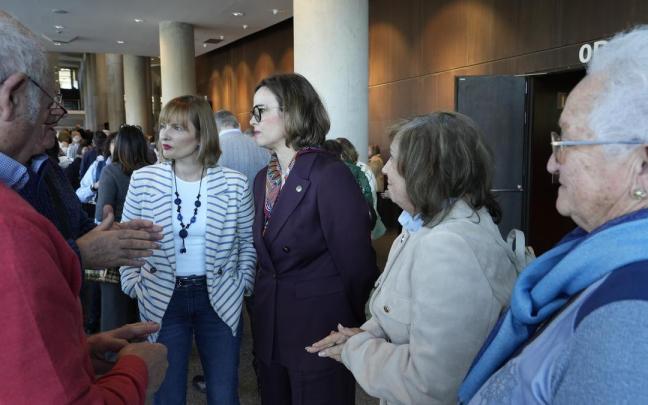 Etxanobe y Antxustegi departen junto a las personas asistentes al encuentro acerca de sus experiencias y preocupaciones