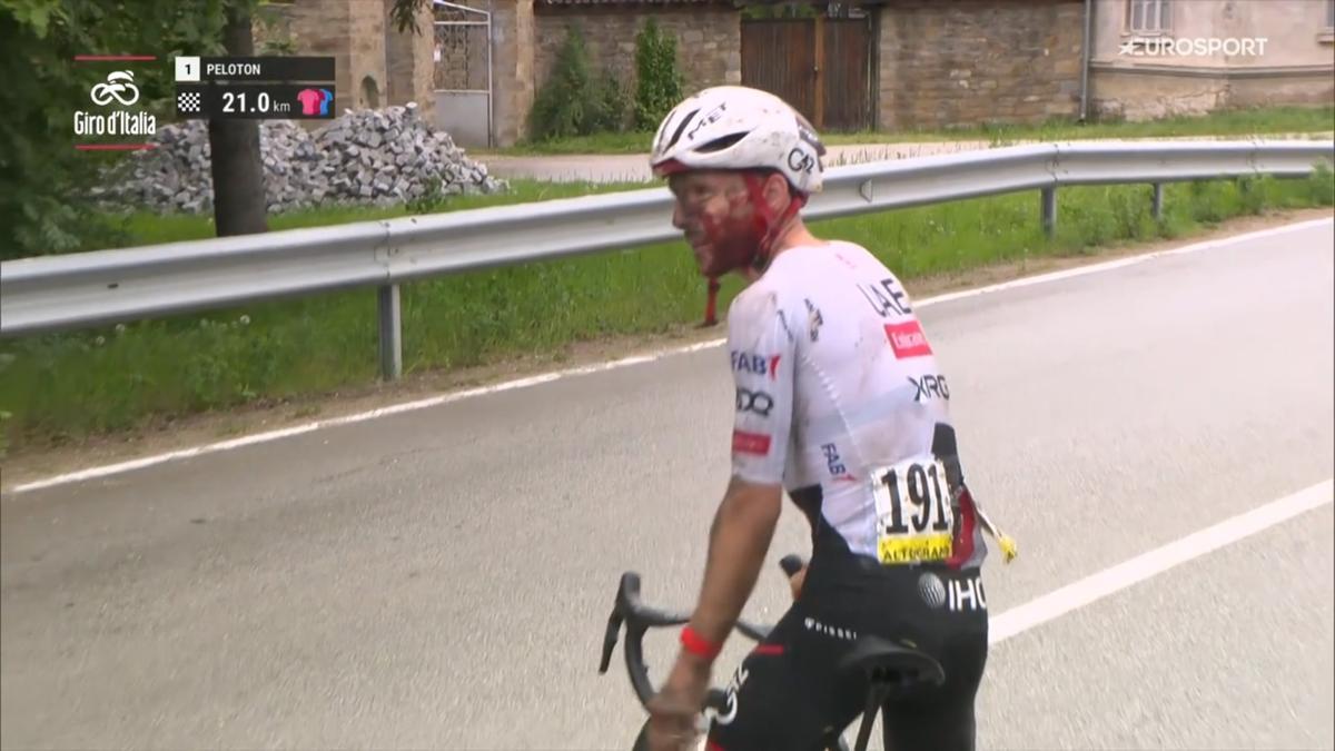 Adam Yates, tras la caída.