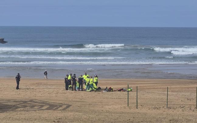 Intentan reanimar a un hombre en la playa de Zarautz. / N.G