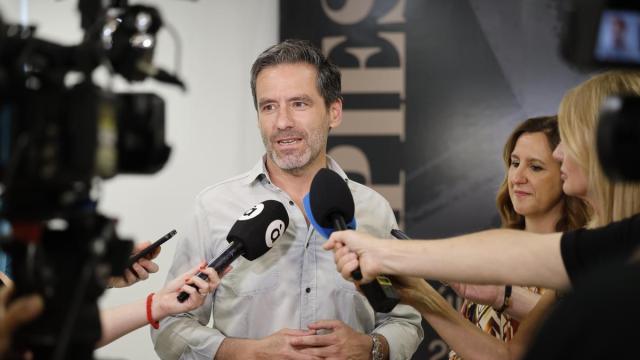 Borja Sémper, atendiendo a los medios en la exposición de Tàpies en Valencia