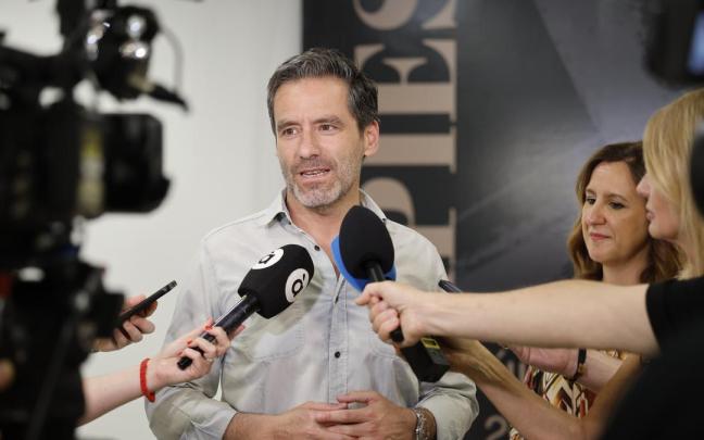 Borja Sémper, atendiendo a los medios en la exposición de Tàpies en Valencia