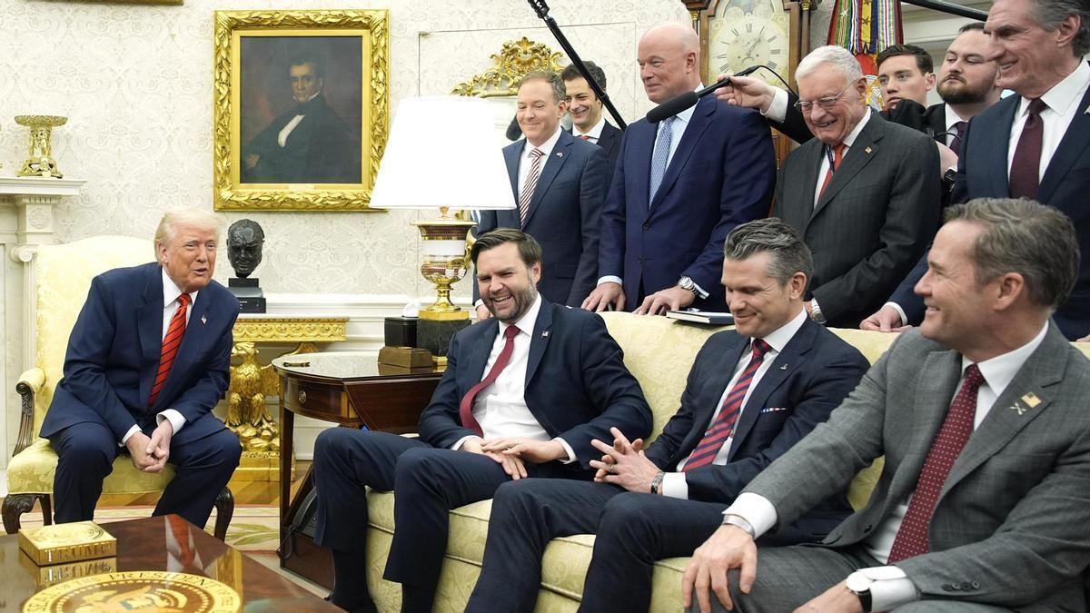 Trump charla con el personal de su Administración durante la comparecencia en el Despacho Oval.