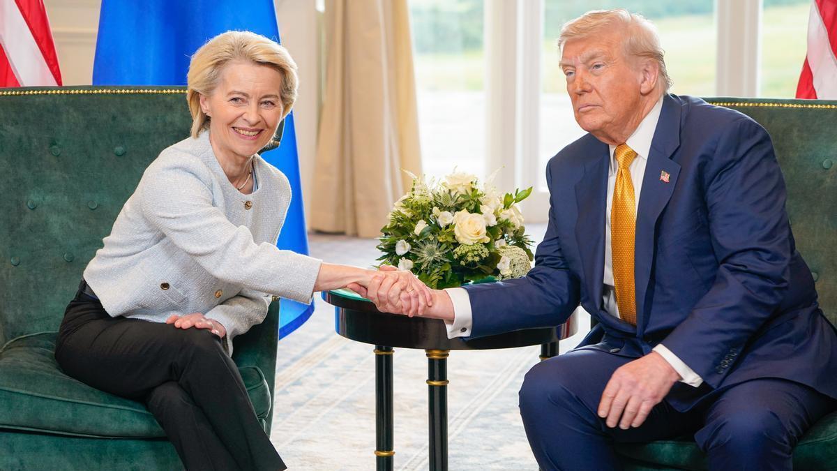 Von der Leyen y Trump se saludan durante la reunión en la que firmaron el acuerdo.