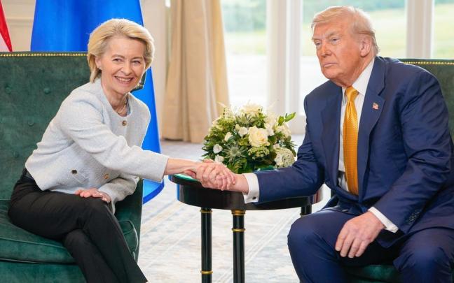 Von der Leyen y Trump se saludan durante la reunión en la que firmaron el acuerdo.