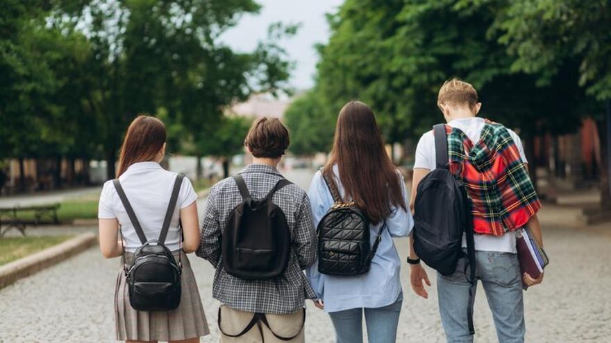 Un grupo de adolescentes a su salida de clase.