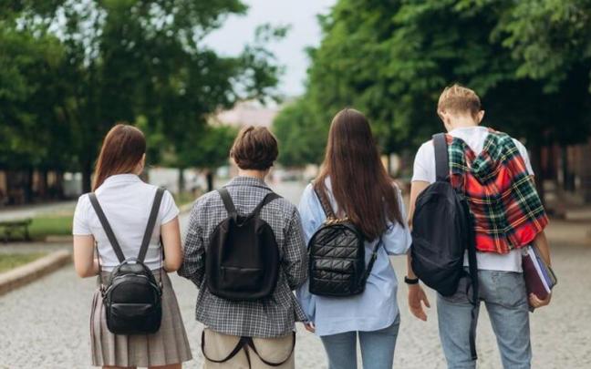 Un grupo de adolescentes a su salida de clase.