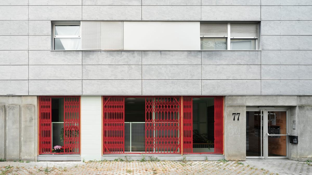 Exterior de una lonja reconvertida en vivienda.