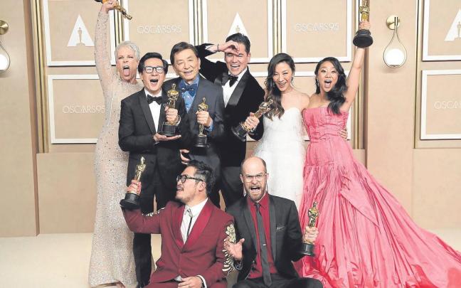 Los directores de ‘Todos a la vez en todas partes’, junto al reparto con Jamie Lee Curtis, Michelle Yeoh y Ke Huy Quan con sus respectivos Oscar. | FOTOS: EFE Los directores de ‘Todos a la vez en todas partes’, junto al reparto con Jamie Lee Curtis, Michelle Yeoh y Ke Huy Quan con sus respectivos Oscar. | FOTOS: EFE