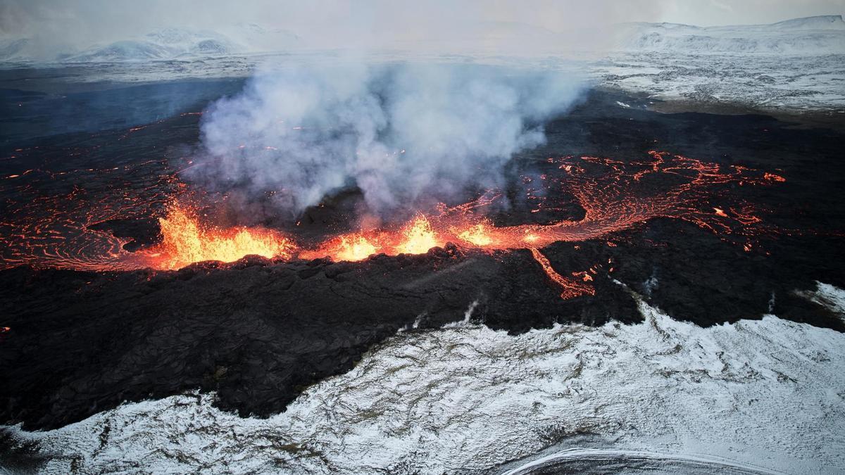 Las impresionantes imágenes del volcán que ha hecho erupción en Islandia