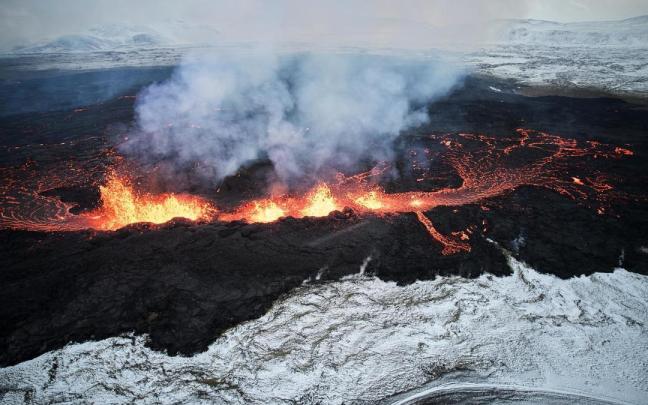 Las impresionantes imágenes del volcán que ha hecho erupción en Islandia
