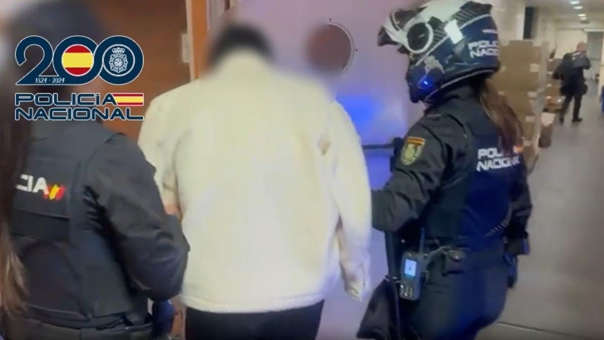 Imagen de la detención tras apuñalar presuntamente a sus exsuegros.