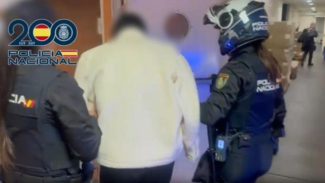 Imagen de la detención tras apuñalar presuntamente a sus exsuegros.