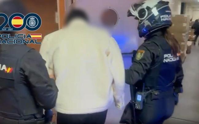Imagen de la detención tras apuñalar presuntamente a sus exsuegros.
