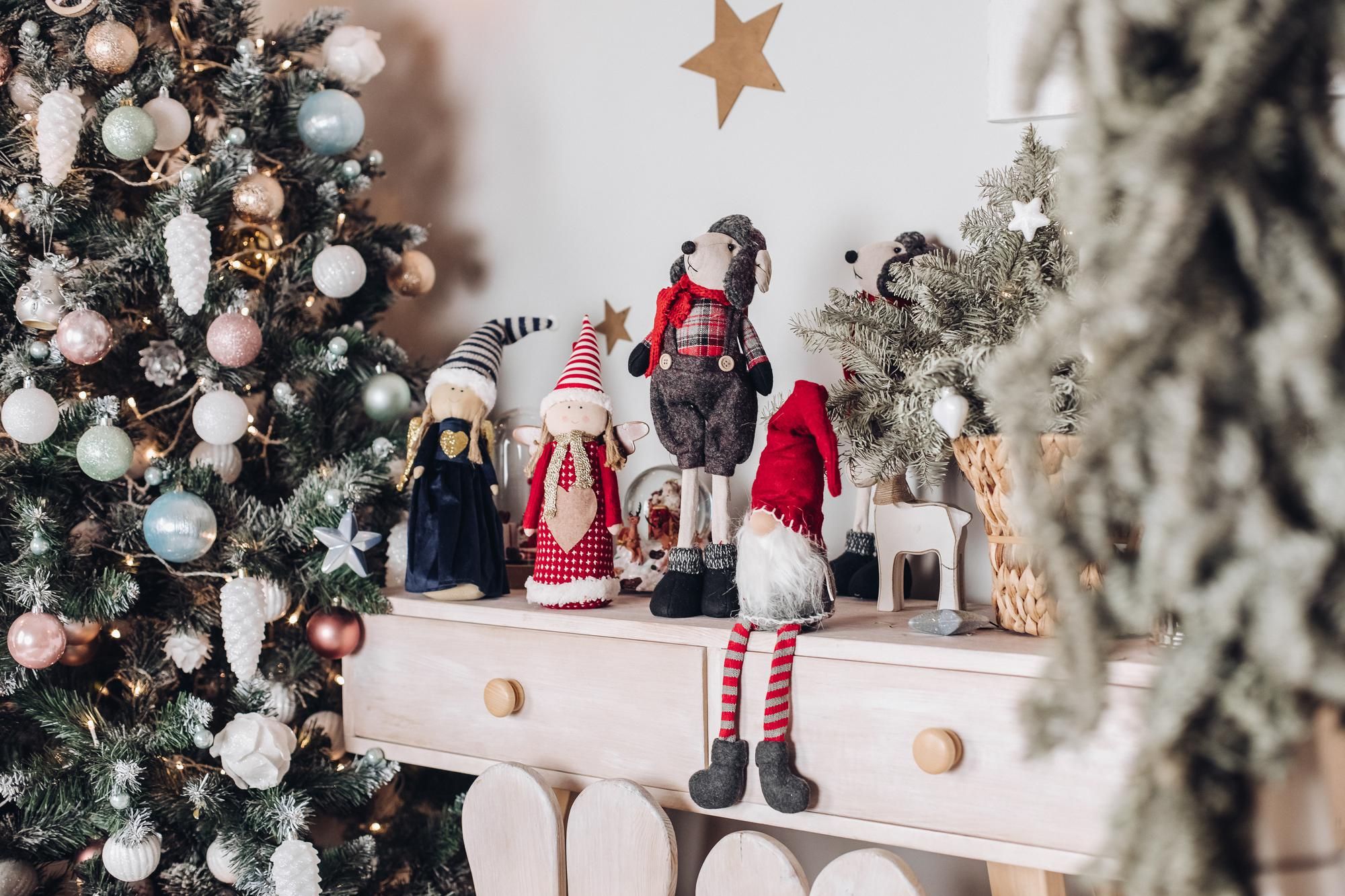 Decoración navideña en una casa.